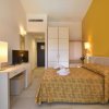 Camera con letto matrimoniale e parete gialla.