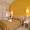 Stanza con letto matrimoniale e seduta beige.