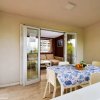 Sala luminosa con tavolo apparecchiato, vista su un salotto interno.
