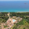 Complesso turistico tra verde e mare blu.