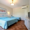 Camera d'albergo con letti blu.