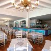 Sala ristorante con tavoli apparecchiati.