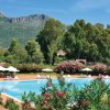Piscina con montagne e alberi sullo sfondo.
