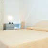 Camera da letto semplice, letto matrimoniale, armadio e scrivania.