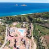Complesso turistico vicino al mare azzurro.