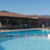 Piscina con zona idromassaggio e edificio circostante.
