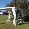 Pergola bianca con tende.