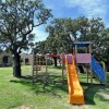 Scivolo e giochi per bambini.