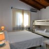 Camera con letto matrimoniale e letti a castello.