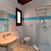 Bagno moderno con doccia e finestra.
