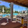 Ristorante con vista su piscina.