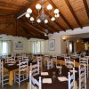Sala da pranzo con tavoli apparecchiati e sedie bianche.