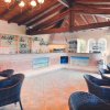 Bar interno con sgabelli e ripiani pieni di bottiglie.