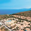 Vista aerea di un resort vicino al mare.