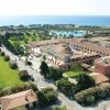 Vista aerea di un complesso alberghiero con giardini e piscina.