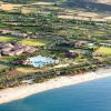 Vista aerea di un resort con piscina vicino alla spiaggia.