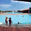 Bambini giocano in una piscina circolare in un resort.