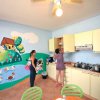 Cucina con murale colorato e due persone.
