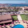 Vista su un complesso alberghiero con piscina e vista sul mare.