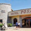 Ingresso di un hotel in pietra con insegna 