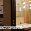Bagno con doccia moderna e lavandino.