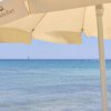 Ombrelloni bianchi con mare azzurro.