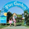 Ingresso di un giardino giochi con madre e figlia.