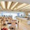 Ristorante spazioso con tavoli apparecchiati.
