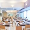 Sala da pranzo luminosa con tavoli apparecchiati.