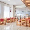 Sala da pranzo con tavoli per bambini.
