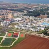 Vista aerea di un complesso con piscine e campi sportivi.