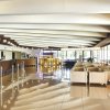 Hall luminosa con divani e reception.