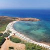 Spiaggia con ombrelloni e mare cristallino.