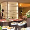 Buffet con piatti decorati e fiori.