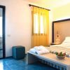 Una stanza d'hotel luminosa con letto matrimoniale e balcone.
