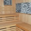 Interno di una sauna con panche di legno.