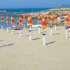 Ombrelloni colorati su una spiaggia sabbiosa.