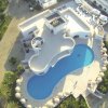 Piscina dalla forma irregolare vista dall'alto.