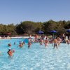 Persone si divertono in una piscina all'aperto.