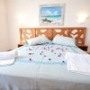 Letto matrimoniale con fiori sul copriletto.