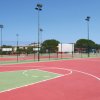 Campo da basket all'aperto con recinzione.