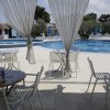 Tavoli e sedie vicino a una piscina.
