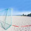 Una porta da calcio su una spiaggia sabbiosa.
