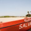 Un pattino di salvataggio sulla spiaggia sabbiosa.