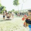 Bambini che giocano su un'altalena a molla in un parco.
