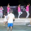 Partecipanti ballano sul palco durante uno spettacolo serale.