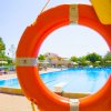 Salvagente rosso vicino a una piscina.