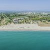 Vista aerea di una spiaggia con ombrelloni.