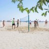 Persone giocano a beach volley sulla spiaggia.