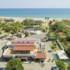 Edifici vicini al mare con una piscina centrale.